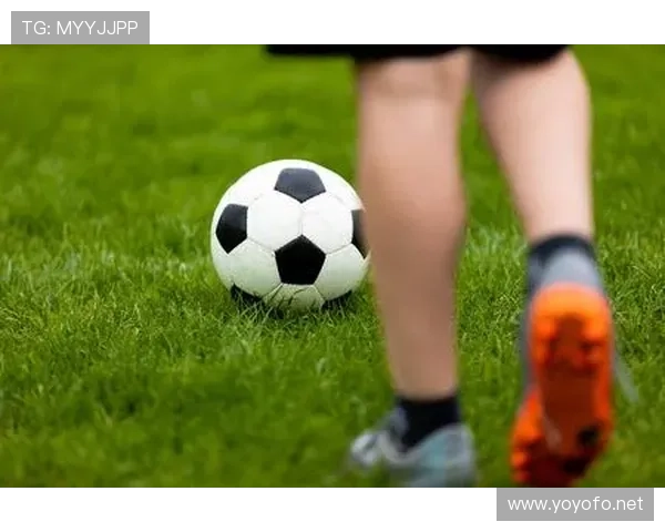 任意球规则详解：何时允许快速开球与裁判干预标准