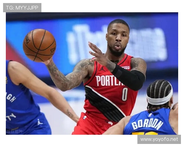 利拉德休赛期天天凌晨四点打卡训练房，家里车库改的健身房堆满蛋白粉空桶